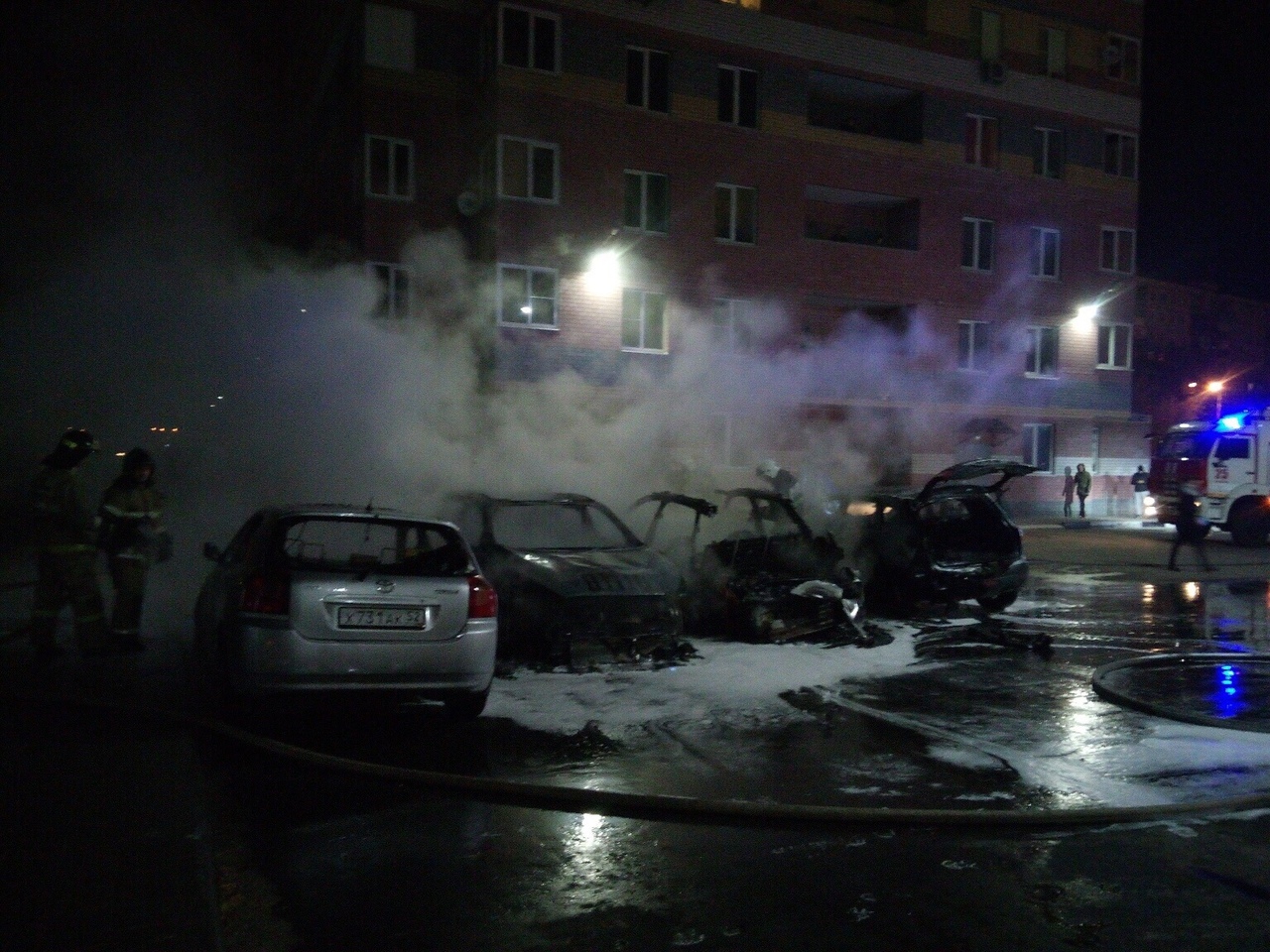 четыре автомобиля сгорели на улице Маршала Казакова в Канавинском районе 27 октября