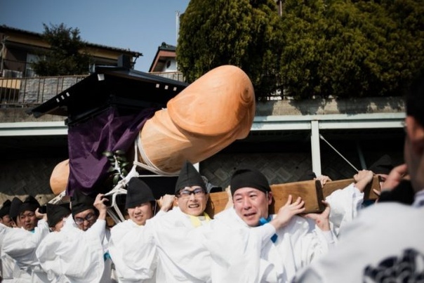 В Японии проходит парад пенисов Каждую весну жители японского города Комаки устраивают праздник фертильности, он же фестиваль членов Honen-sai. Во главе процессии несут символ праздника
