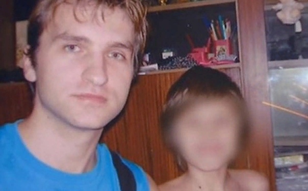 Мужчина украл ребенка и 10 лет насиловал его в своей квартире. История началась в Москве в 2007 году. Местный житель Эдуард Никитин похитил на улице 9-летнего мальчика и скрывал его 10 лет в
