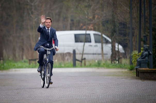 Премьер-министр Голландии ездит на работу ежедневно на велосипеде.