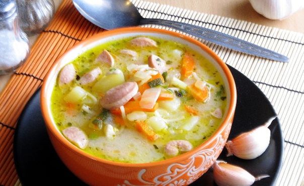 Суп с сосисками, вермишелью и плавленым сыром Автор PovarOsana Нежный, быстрый, вкусный и простой сырный суп с сосисками, который понравится всей семье. Продукты (на 4 порции) Сосиски - 4 шт.