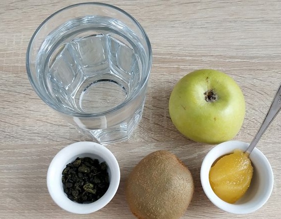 Зелёный чай с киви и яблоком Зелёный чай - очень полезный напиток, он обладает огромным спектром целебных свойств и в зависимости от времени заваривания может бодрить или успокаивать. Добавив в